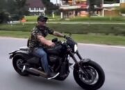 Ketua DPRD Kepri Iman Sutiawan saat mengendarai moge 1.868 cc; sesuai aturan Perpol Nomor 5 Tahun 2021, pengendara motor di atas 500 cc wajib memiliki SIM CII.