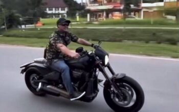 Ketua DPRD Kepri Iman Sutiawan saat mengendarai moge 1.868 cc; sesuai aturan Perpol Nomor 5 Tahun 2021, pengendara motor di atas 500 cc wajib memiliki SIM CII.