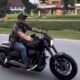 Ketua DPRD Kepri Iman Sutiawan saat mengendarai moge 1.868 cc; sesuai aturan Perpol Nomor 5 Tahun 2021, pengendara motor di atas 500 cc wajib memiliki SIM CII.