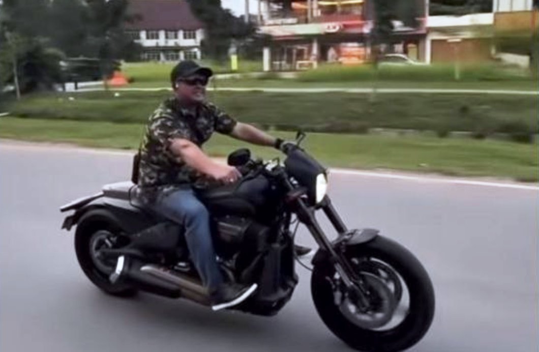 Ketua DPRD Kepri Iman Sutiawan saat mengendarai moge 1.868 cc; sesuai aturan Perpol Nomor 5 Tahun 2021, pengendara motor di atas 500 cc wajib memiliki SIM CII.