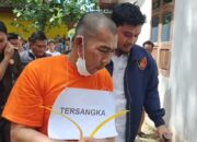Tersangka Jaka memperagakan adegan mengejar korban Diana di kawasan Pasir Kuning saat rekonstruksi.
