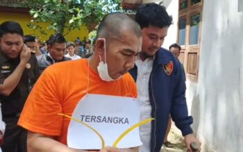 Tersangka Jaka memperagakan adegan mengejar korban Diana di kawasan Pasir Kuning saat rekonstruksi.