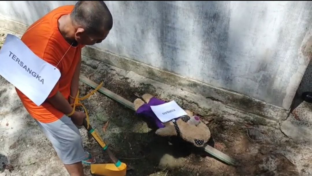 Tersangka Jaka memperagakan adegan rekonstruksi pembunuhan Diana di Lingga.