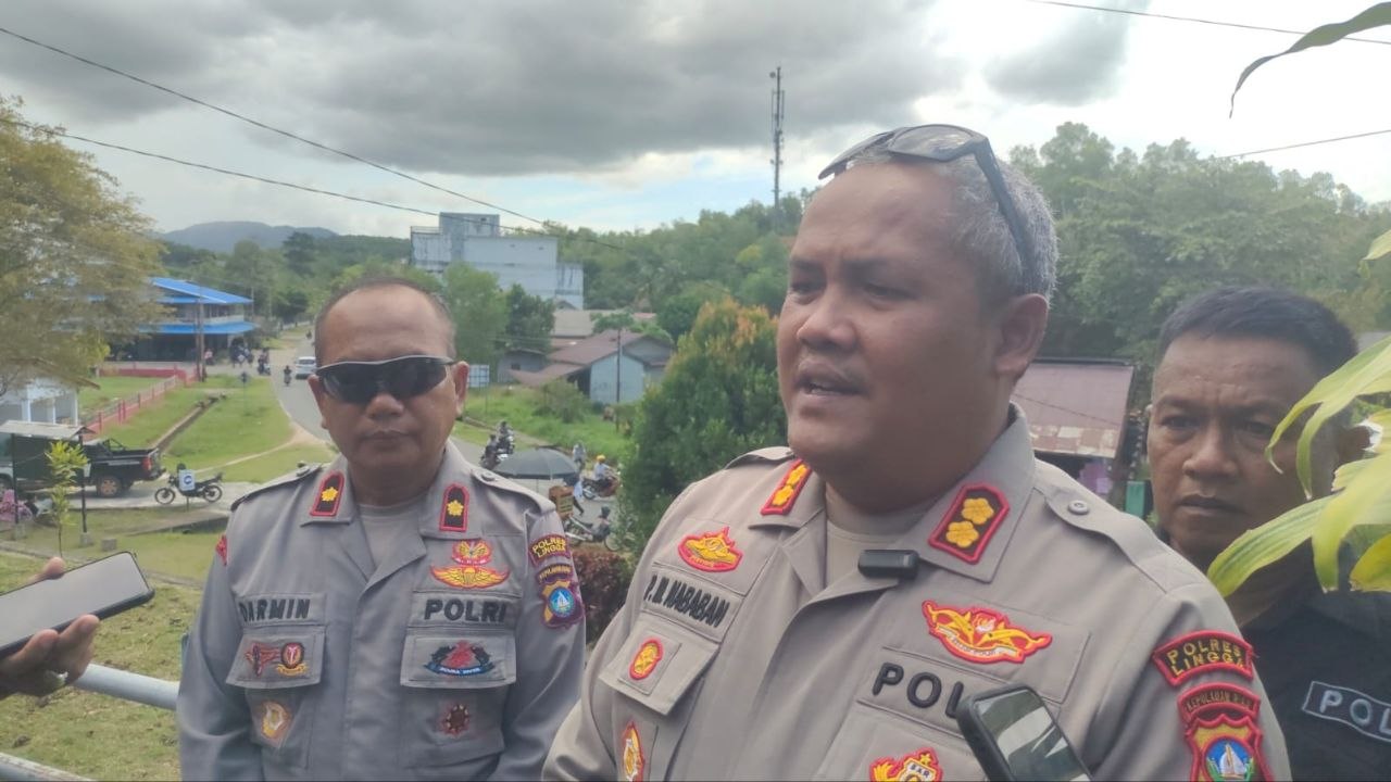 Kapolres Lingga AKBP Pahala M Nababan saat memberikan keterangan di lokasi rekonstruksi pembunuhan Diana