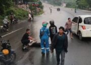 Tangkapan layar video TikTok @korban_setia507 saat aksi spontan sopir truk Batam menghentikan kendaraannya untuk menolong korban kecelakaan di Baloi Kolam.