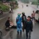 Tangkapan layar video TikTok @korban_setia507 saat aksi spontan sopir truk Batam menghentikan kendaraannya untuk menolong korban kecelakaan di Baloi Kolam.