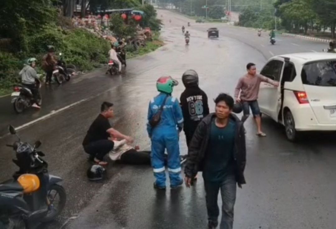 Tangkapan layar video TikTok @korban_setia507 saat aksi spontan sopir truk Batam menghentikan kendaraannya untuk menolong korban kecelakaan di Baloi Kolam.