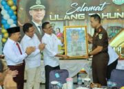 Pimpinan DPRD Kota Batam menyerahkan cinderamata karikatur kepada Kajari Batam I Wayan Wiradarma saat syukuran ulang tahun ke-50.