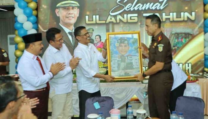 Sinergi Forkopimda: Pimpinan DPRD Batam Beri Kejutan Karikatur di HUT ke-50 Kajari I Wayan Wiradarma