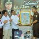 Pimpinan DPRD Kota Batam menyerahkan cinderamata karikatur kepada Kajari Batam I Wayan Wiradarma saat syukuran ulang tahun ke-50.