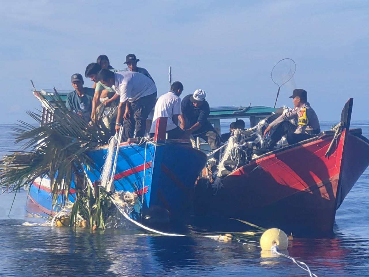 Simulasi pemasangan rumpon oleh KPMN dan nelayan Desa Cemaga Natuna didukung James Cook University Australia.