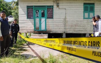 Rumah panggung kayu cat putih kusen hijau lokasi persembunyian Diana di Pasir Kuning Singkep
