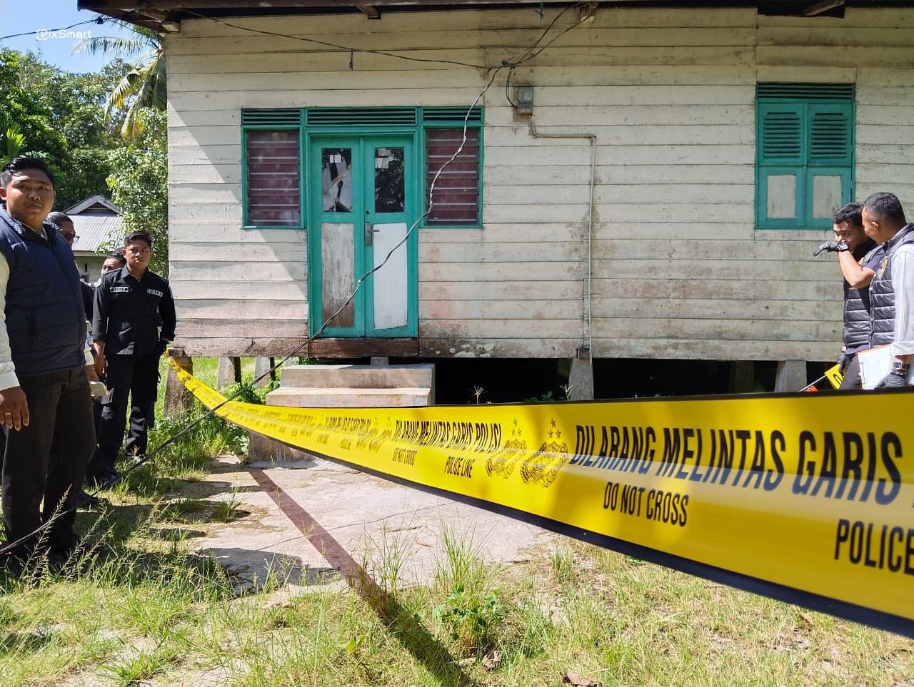 Rumah panggung kayu cat putih kusen hijau lokasi persembunyian Diana di Pasir Kuning Singkep