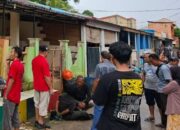 Polisi dan warga mengamankan pelaku pencurian rumah kosong di Tiban Koperasi Batam.