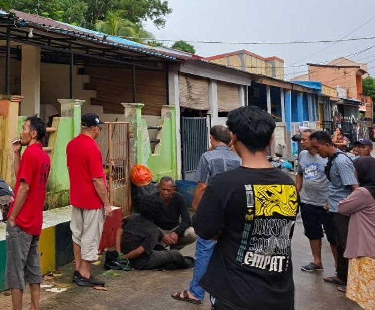 Polisi dan warga mengamankan pelaku pencurian rumah kosong di Tiban Koperasi Batam.