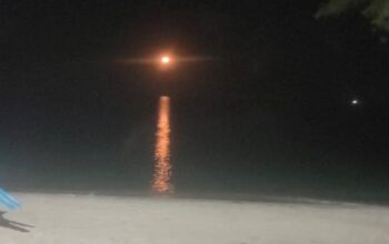 Hanya 5 Menit! Fenomena Langka ‘Flower Moon’ Merah Pekat Hebohkan Warga Pantai Batu Berdaun Lingga