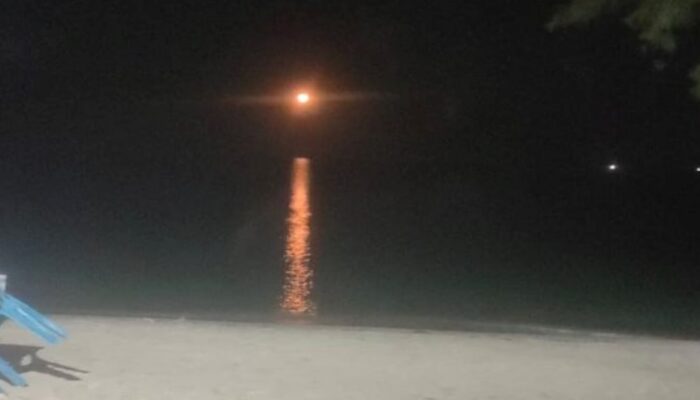 Hanya 5 Menit! Fenomena Langka ‘Flower Moon’ Merah Pekat Hebohkan Warga Pantai Batu Berdaun Lingga