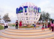Pemandangan landmark bola dunia di Pantai Piwang Natuna saat sore hari