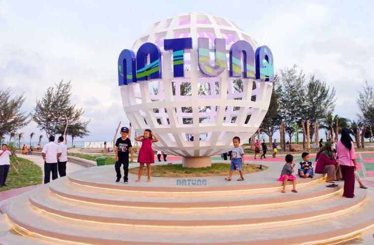 Pemandangan landmark bola dunia di Pantai Piwang Natuna saat sore hari