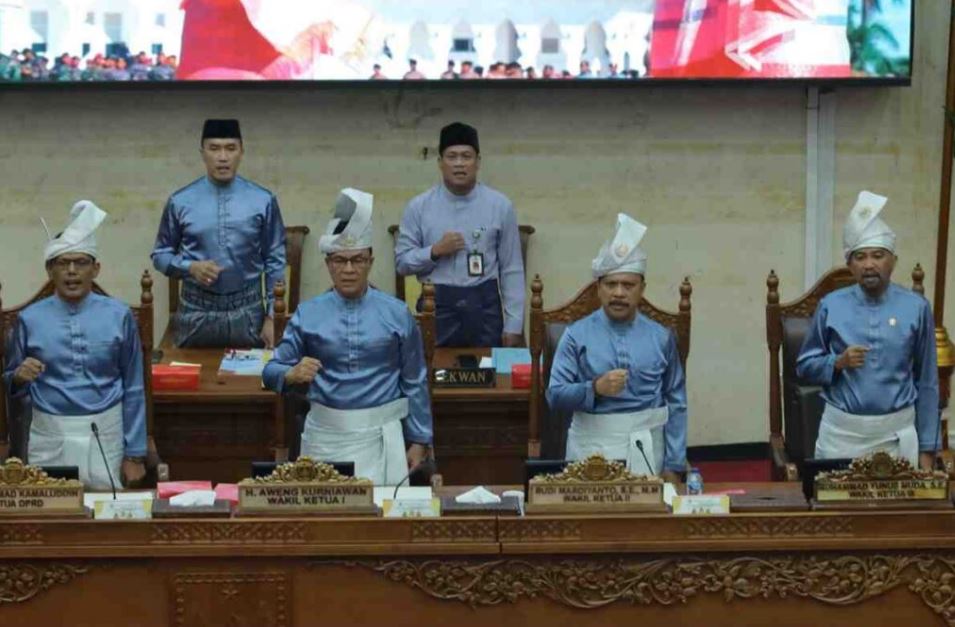 Ketua DPRD Batam Haji Muhammad Kamaluddin memimpin rapat paripurna pembentukan Pansus Ranperda Pengelolaan Persampahan yang dihadiri Wali Kota Amsakar Achmad