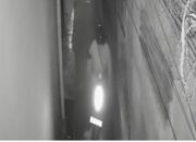 Tangkapan layar rekaman CCTV aksi pemotor yang tega melindas mahasiswi Unpad berinisial GC di gang Hegarmanah.