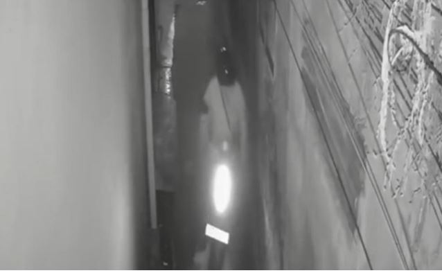 Tangkapan layar rekaman CCTV aksi pemotor yang tega melindas mahasiswi Unpad berinisial GC di gang Hegarmanah.