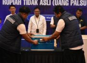 Kepala BI Kepri Rony Widiarto bersama unsur Botasupal memusnahkan ribuan lembar uang rupiah palsu di kantor BI Kepri, Batam
