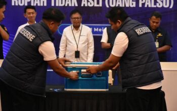 Kepala BI Kepri Rony Widiarto bersama unsur Botasupal memusnahkan ribuan lembar uang rupiah palsu di kantor BI Kepri, Batam