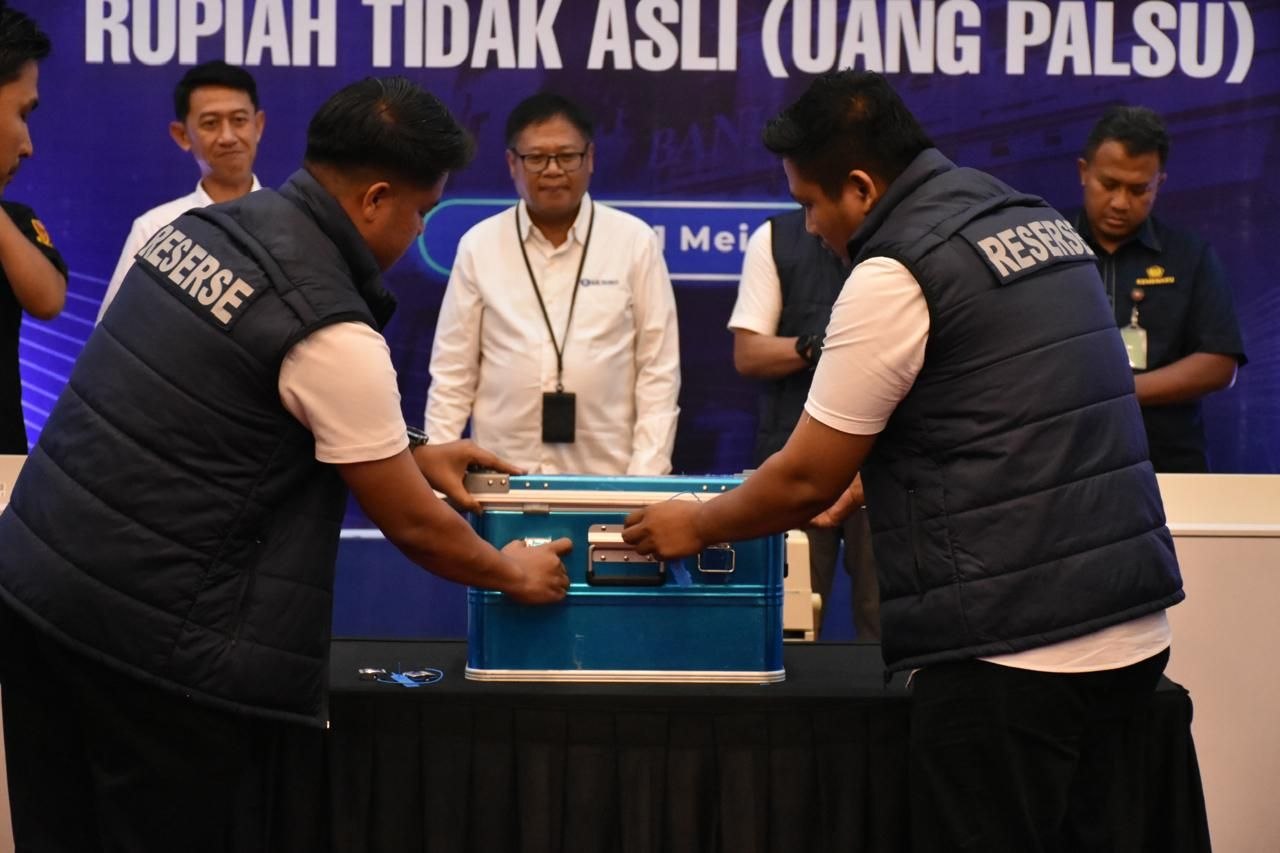 Kepala BI Kepri Rony Widiarto bersama unsur Botasupal memusnahkan ribuan lembar uang rupiah palsu di kantor BI Kepri, Batam