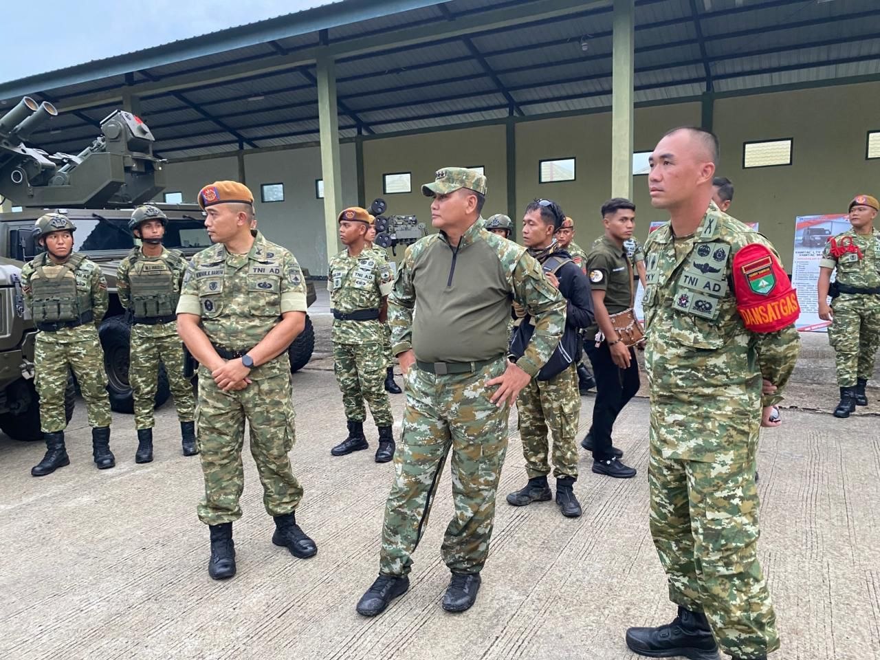 Pangkogabwilhan I Letjen TNI Kunto Arief Wibowo saat memeriksa kesiapan prajurit dan alutsista di Batalyon Komposit 1/Gardapati Natuna.