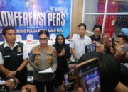 Dirreskrimsus dan Kabidhumas Polda Kepri saat rilis kasus penggagalan penyelundupan baby lobster.