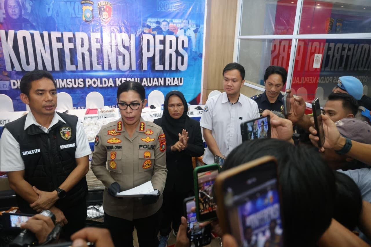 Dirreskrimsus dan Kabidhumas Polda Kepri saat rilis kasus penggagalan penyelundupan baby lobster.
