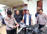 Kapolsek Bengkong AKP Tigor Dabariba saat memimpin konferensi pers pengungkapan kasus curanmor viral yang melibatkan anak di bawah umur.