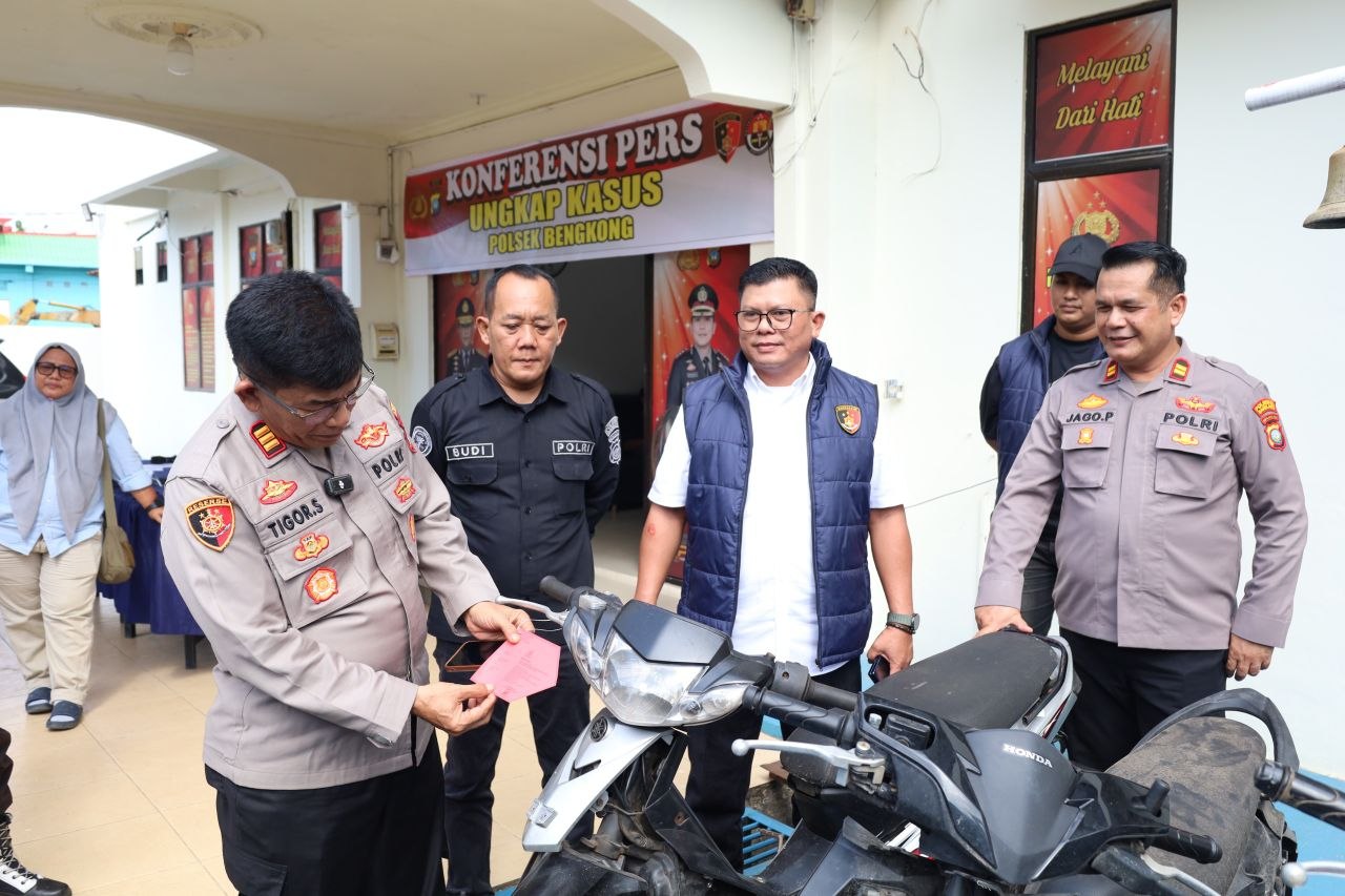 Kapolsek Bengkong AKP Tigor Dabariba saat memimpin konferensi pers pengungkapan kasus curanmor viral yang melibatkan anak di bawah umur.