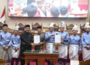 Suasana rapat paripurna DPRD Kota Batam saat pengesahan Perda Lembaga Adat Melayu Kepulauan Riau (LAMKR) yang dihadiri pimpinan dewan dan Wali Kota Batam.