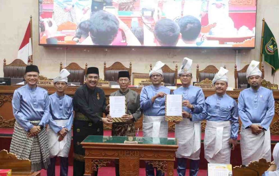 Suasana rapat paripurna DPRD Kota Batam saat pengesahan Perda Lembaga Adat Melayu Kepulauan Riau (LAMKR) yang dihadiri pimpinan dewan dan Wali Kota Batam.