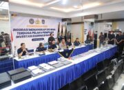 Kapolda Kepri dan Dirjen Imigrasi saat konferensi pers pengungkapan sindikat online scam trading 210 WNA di Batam.