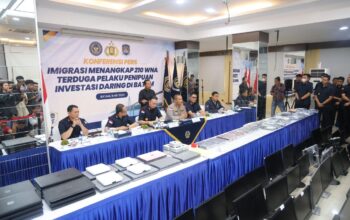 Kapolda Kepri dan Dirjen Imigrasi saat konferensi pers pengungkapan sindikat online scam trading 210 WNA di Batam.