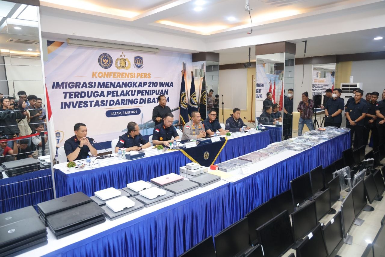 Kapolda Kepri dan Dirjen Imigrasi saat konferensi pers pengungkapan sindikat online scam trading 210 WNA di Batam.