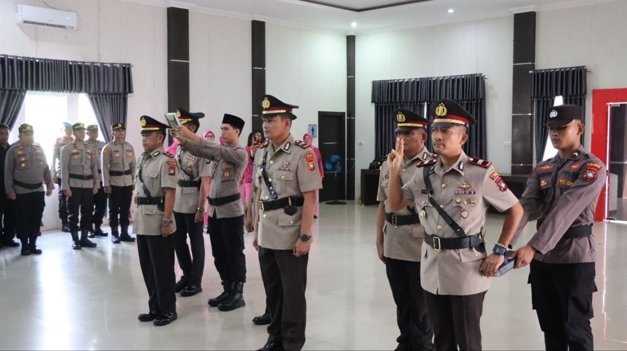 Kapolres Lingga, AKBP Pahala Martua Nababan, memimpin langsung upacara Serah Terima Jabatan (Sertijab) sejumlah Pejabat Utama (PJU) di Gedung Endra Dharma Laksana, Kamis (30/4/2026).