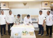 Wali Kota Batam Amsakar Achmad dan Plt Dirut BRK Syariah Helwin Yunus menandatangani kesepakatan subsidi margin UMKM di Kantor Wali Kota Batam.