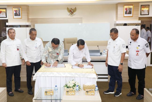 Wali Kota Batam Amsakar Achmad dan Plt Dirut BRK Syariah Helwin Yunus menandatangani kesepakatan subsidi margin UMKM di Kantor Wali Kota Batam.