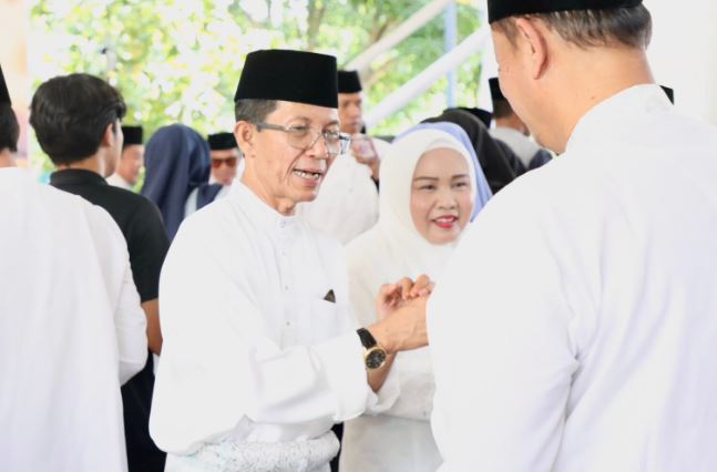 Wali Kota Batam, Amsakar Achmad, menggelar Walimatus Safar di kediamannya, Batam Centre, Minggu (10/5/2026). Kegiatan tersebut menjadi momen silaturahmi sekaligus ungkapan rasa syukur menjelang keberangkatannya menunaikan ibadah haji ke Tanah Suci pada 21 Mei 2026.