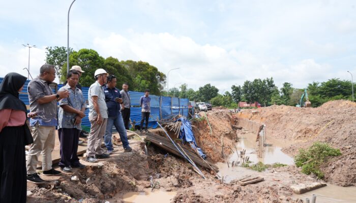 Bocor Lagi di Titik yang Sama, Proyek Perbaikan Pipa Simpang Plamo Batam Dipertanyakan