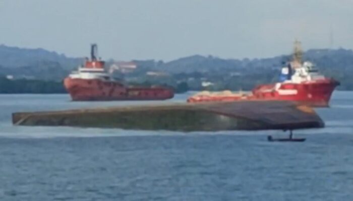 Kapal Tongkang Muat Granit Terbalik di Perairan Batu Ampar Batam, Begini Kronologinya