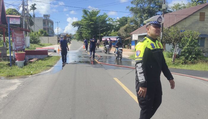 Satlantas dan Damkar Lingga Gerak Cepat Bersihkan Tumpahan Solar, Warga Diimbau Berhati-hati