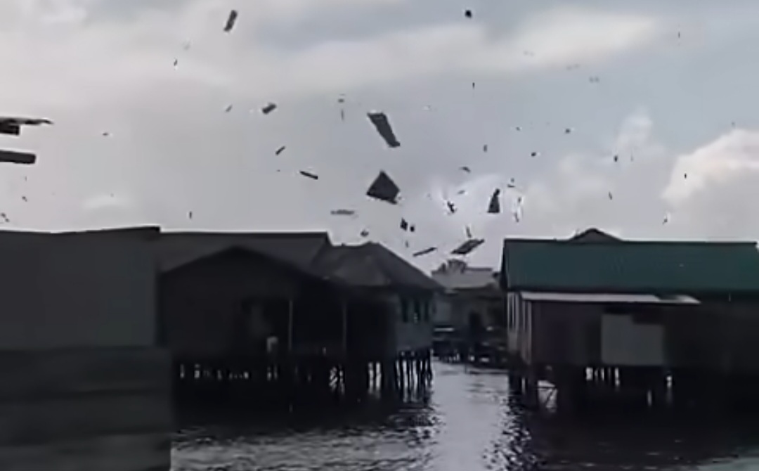 Angin puting beliung menerpa Tanjung Kelit, Lingga.