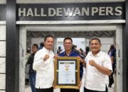 Bupati Anambas Dato’ Aneng saat menerima Anugerah Tokoh Inspiratif SMSI 2026 di Hall Dewan Pers Jakarta