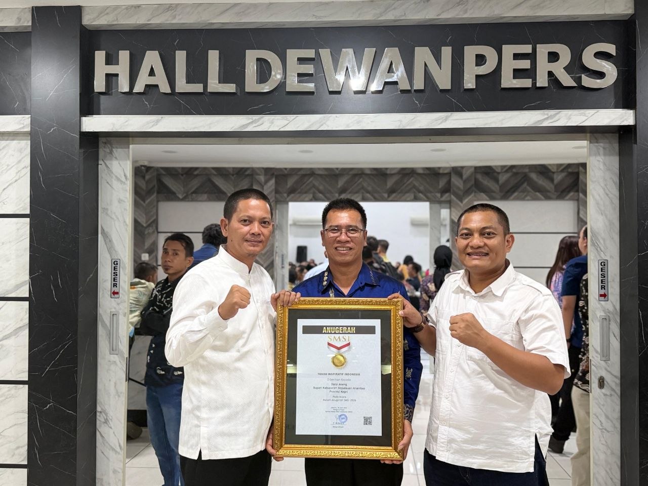 Bupati Anambas Dato’ Aneng saat menerima Anugerah Tokoh Inspiratif SMSI 2026 di Hall Dewan Pers Jakarta