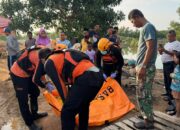 Proses evakuasi jasad balita dua tahun yang hanyut di drainase Tanjung Sengkuang oleh Tim SAR Gabungan Batam.